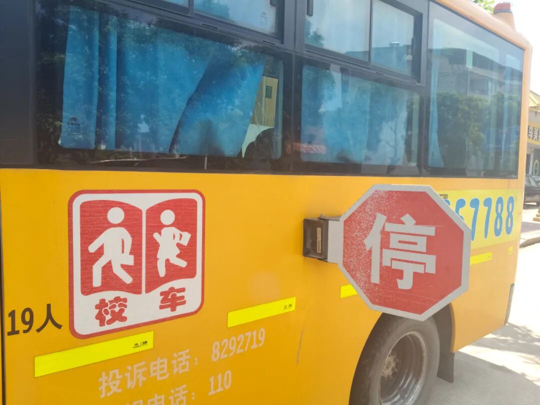 【校車安全】安全乘校車 平安伴我行——榜頭鎮藍天幼兒園校車安全應急演練