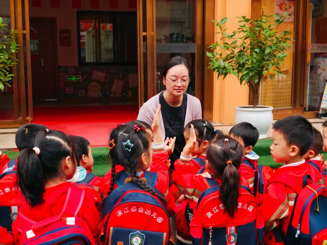 安全乘校車 平安伴我行——濱江泰合幼兒園校車安全應(yīng)急演練