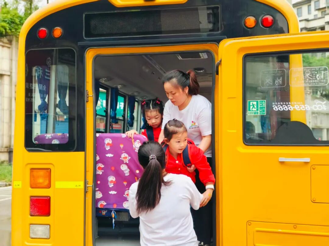 安全乘校車 平安伴我行——濱江泰合幼兒園校車安全應(yīng)急演練