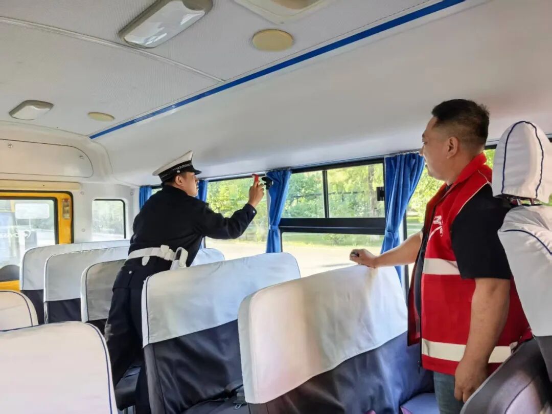 前進(jìn)交警大隊(duì)深入轄區(qū)校車企業(yè)開展安全檢查和宣傳教育