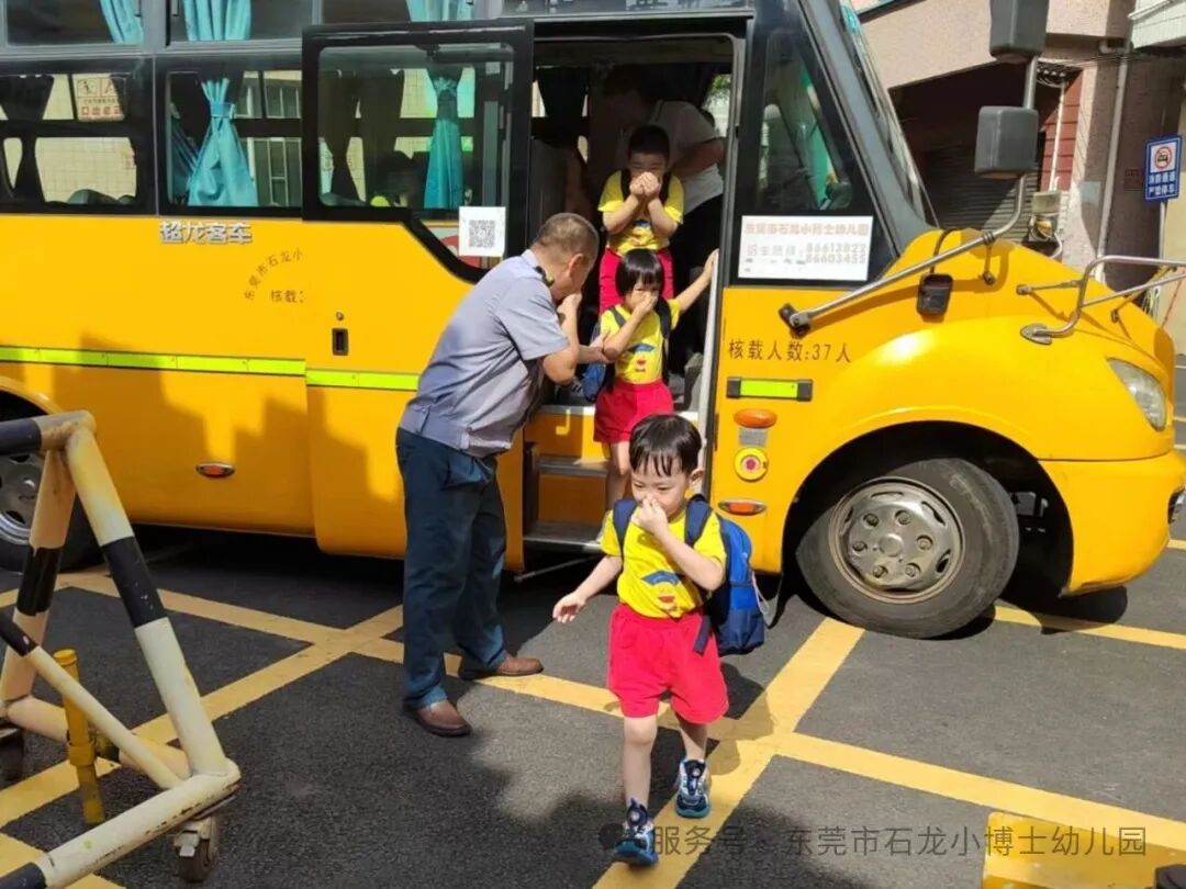 【校車演練】安全乘車，伴我同行——小博士幼兒園校車逃生安全演練活動