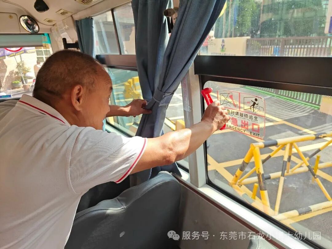【校車演練】安全乘車，伴我同行——小博士幼兒園校車逃生安全演練活動