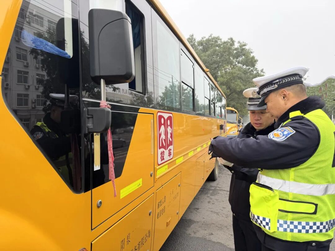 交警三大隊(duì)開展校車安全大檢查/ 交警三大隊(duì)開展校車安全大檢查