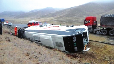 甘南“校車”側翻致1死8傷 學生從破碎車窗逃生 甘南“校車”側翻致1死8傷 學生從破碎車窗逃生