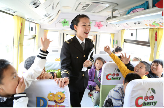 大手拉小手,共建幸福城——交運溫馨校車公司開展“世界地球日”宣傳活動 大手拉小手,共建幸福城——交運溫馨校車公司開展“世界地球日”宣傳活動