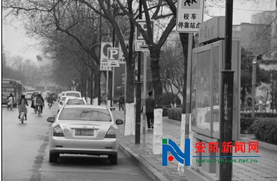 設立校車停車位，私家車頻搶地盤