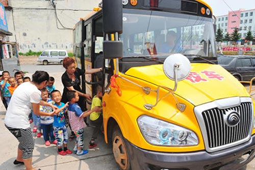 司機沒安全意識 就沒有“安全校車” 校車安全成為熱門話題