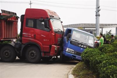 為什么中國客車和貨車是平頭而校車是尖頭的？看完才明白背后用意