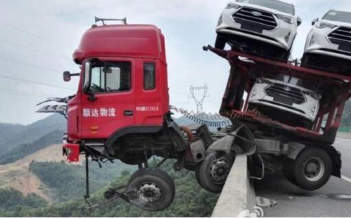 為什么中國客車和貨車是平頭而校車是尖頭的？看完才明白背后用意