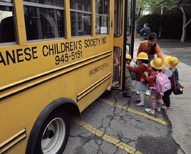 美國校車有多厲害？以飛行員標準選司機，總統遇到都要讓路！