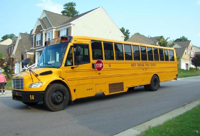 美國校車有多厲害？以飛行員標準選司機，總統遇到都要讓路！