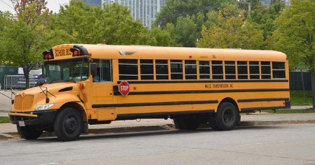 美國校車有多厲害？以飛行員標準選司機，總統遇到都要讓路！