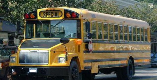 國外校車比坦克還要堅固,悍馬見了也不得不趕緊退讓 國外校車比坦克還要堅固,悍馬見了也不得不趕緊退讓