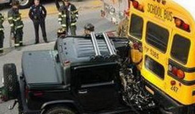 國外校車比坦克還要堅固,悍馬見了也不得不趕緊退讓 國外校車比坦克還要堅固,悍馬見了也不得不趕緊退讓