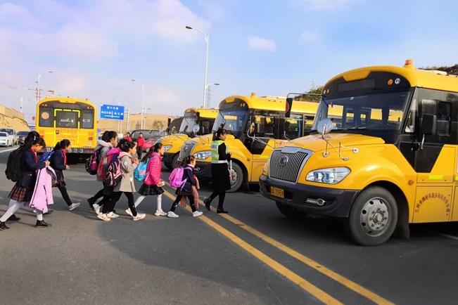 完全依賴政府補貼不現實 校車發展還需管理方式創新