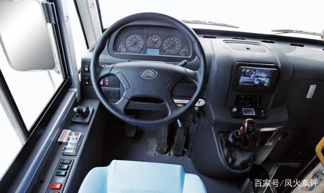 校車到底有多安全？無論哪種碰撞，校車都是“完勝”