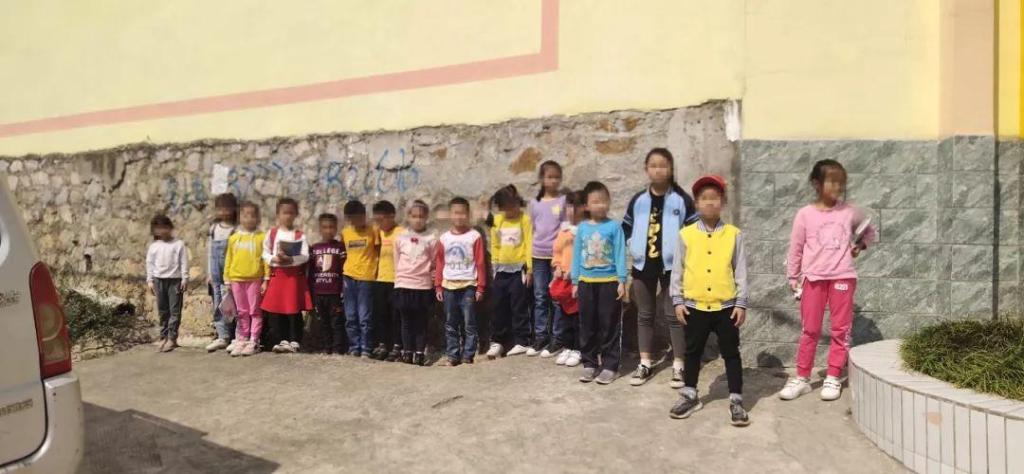 用這樣的“校車”接送小孩，您真的放心嗎？