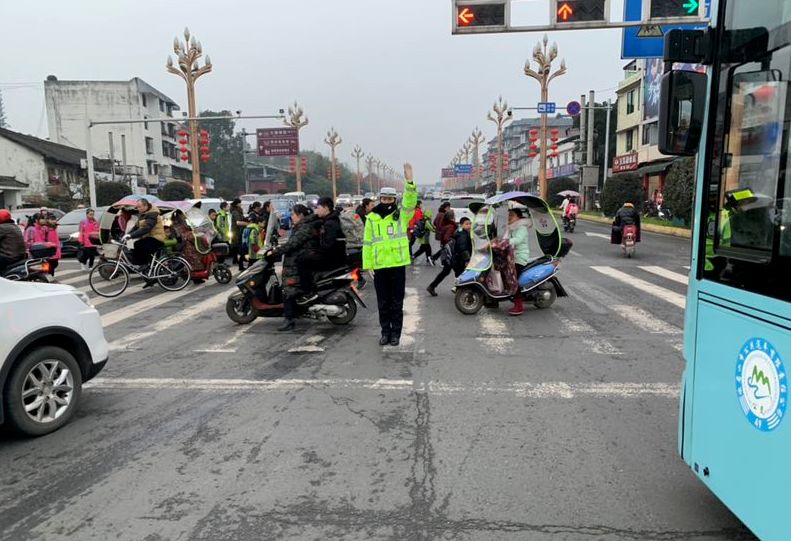 復課在即，樂山交警五項舉措為莘莘學子撐起“平安傘”！