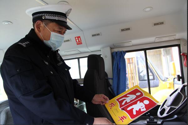 確山交警:開展校車安全檢查 助力校車復工 確山交警:開展校車安全檢查 助力校車復工