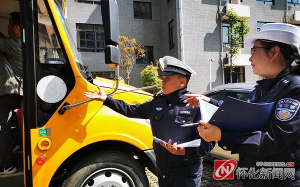 新晃交警:消除校車安全隱患 保障學生乘車安全 a3a276b07dbfed16e03ec1c6c1b1459