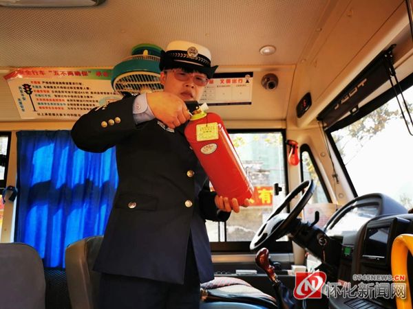 新晃交警:消除校車安全隱患 保障學生乘車安全 1949cccd4aa5b0ff81f163afb366c34