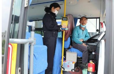 恩陽交警主動“登門”給校車“體檢” 恩陽交警主動“登門”給校車“體檢”