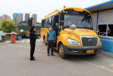 恩陽交警主動“登門”給校車“體檢” 恩陽交警主動“登門”給校車“體檢”