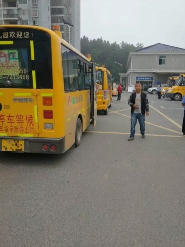 湖南省花垣交警深入轄區幼兒園，積極開展校車安全檢查