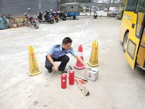 湖南省花垣交警深入轄區幼兒園，積極開展校車安全檢查