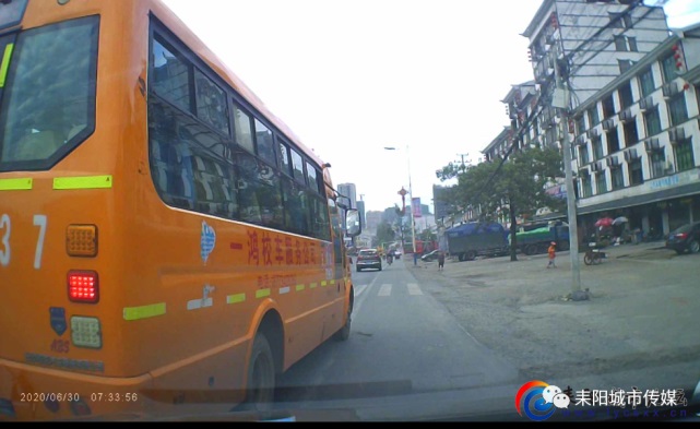 耒陽市校車司機惡意別車，故意急剎車