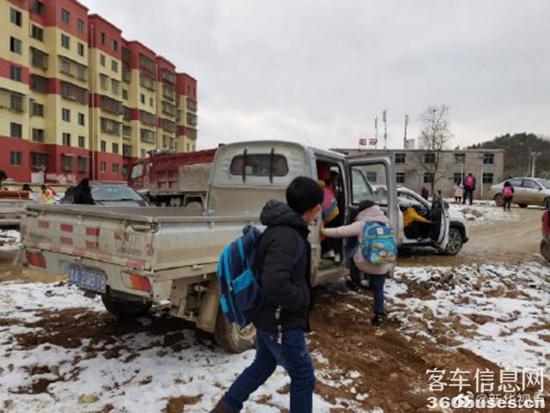 7座車竟塞了25個(gè)學(xué)生娃!校車安全再引央媒關(guān)注 微信圖片_20210204161043.jpg