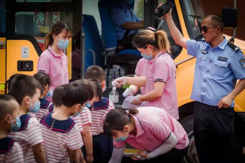 校車困境與破局系列報道之一 ：筑牢校車安全還需政策“添把火”