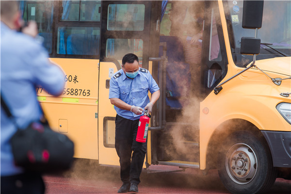 校車困境與破局系列報道之一 ：筑牢校車安全還需政策“添把火”