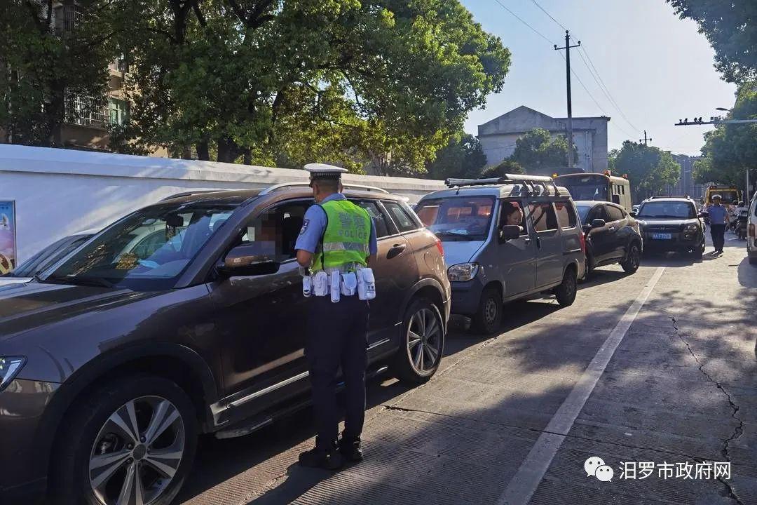 路遇校車該怎么讓?汨羅交警現場查處,教你省3分 路遇校車該怎么讓?汨羅交警現場查處,教你省3分