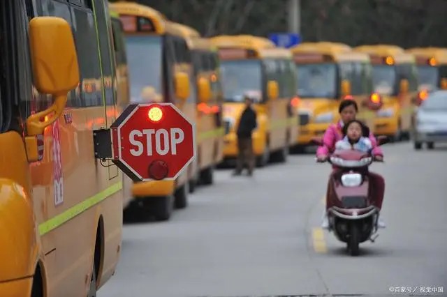 開車避讓校車要遵循兩條道原則,不遵守會罰款扣分,千萬要注意 開車避讓校車要遵循兩條道原則,不遵守會罰款扣分,千萬要注意