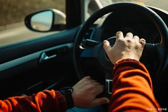 開車避讓校車要遵循兩條道原則,不遵守會罰款扣分,千萬要注意 開車避讓校車要遵循兩條道原則,不遵守會罰款扣分,千萬要注意