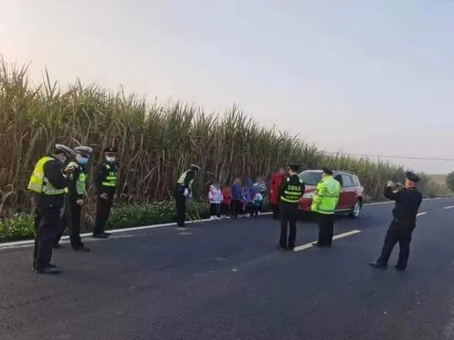 收了“接送費(fèi)”，卻如此接孩子？！家長們，你們真的能放心嗎？