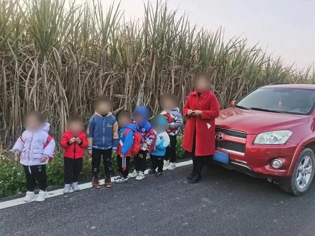 收了“接送費(fèi)”，卻如此接孩子？！家長們，你們真的能放心嗎？