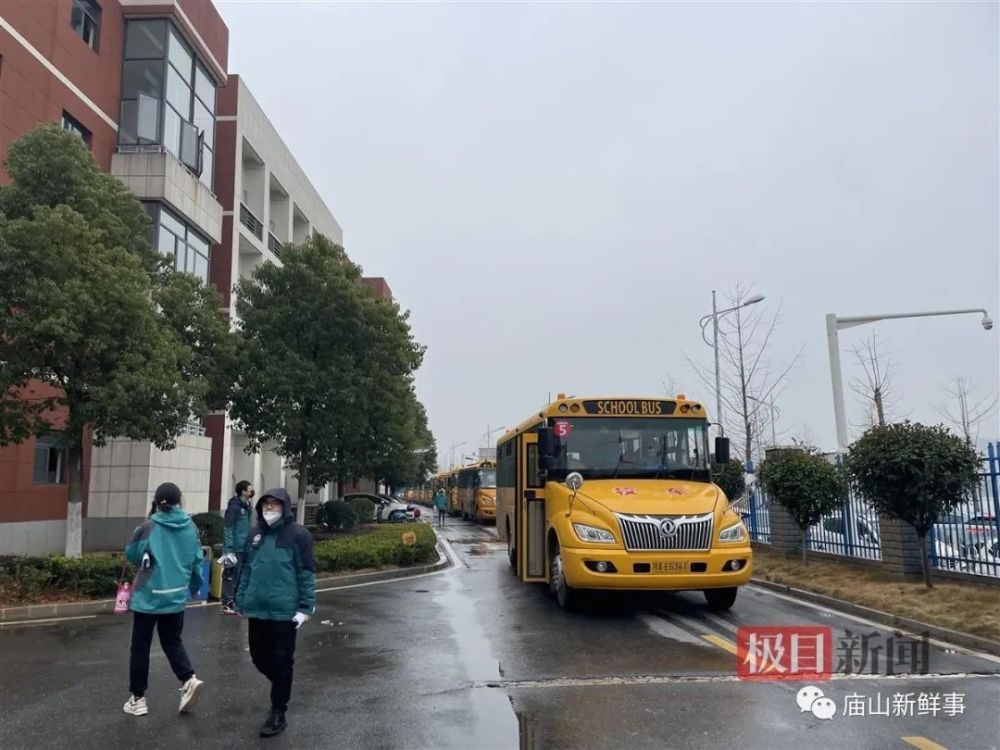 大鼻子校車開進廟山,一所小學就有1400人報名 大鼻子校車開進廟山,一所小學就有1400人報名