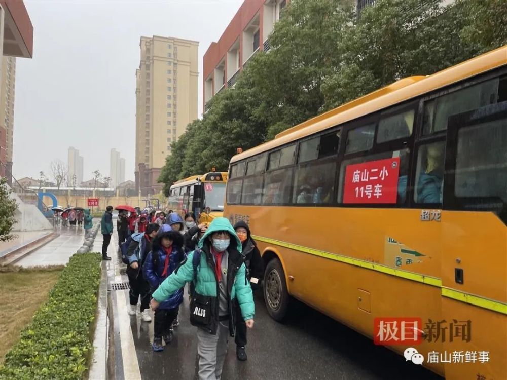 大鼻子校車開進廟山,一所小學就有1400人報名 大鼻子校車開進廟山,一所小學就有1400人報名