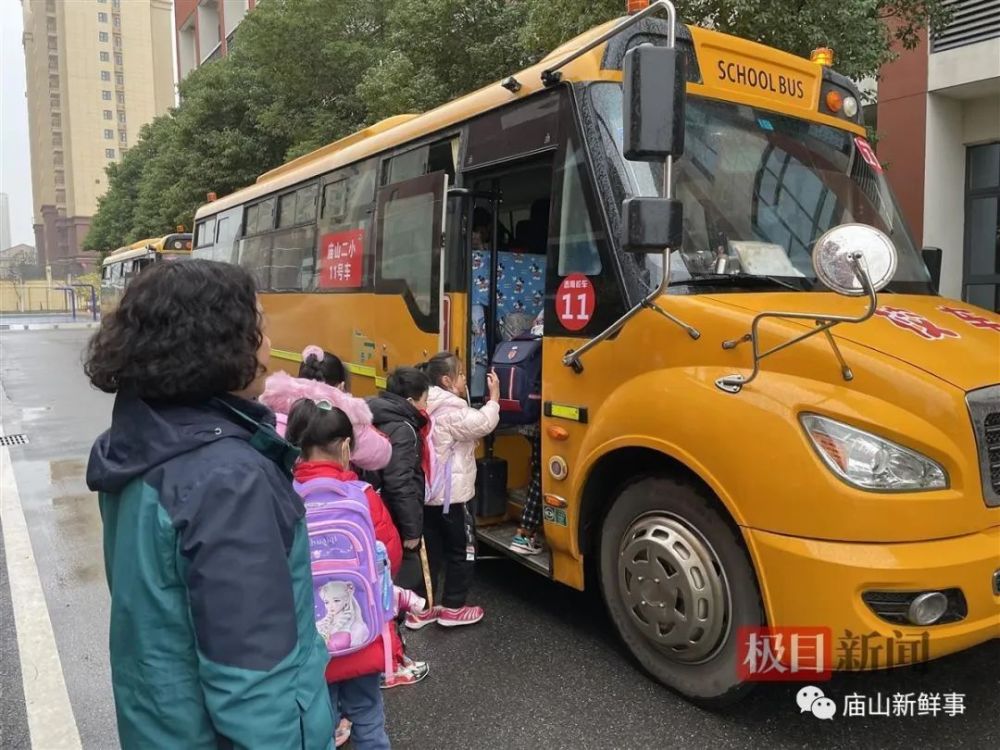 大鼻子校車開進廟山,一所小學就有1400人報名 大鼻子校車開進廟山,一所小學就有1400人報名