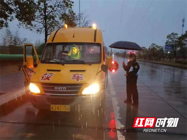 津市：交警冒雨檢查校車 為學生出行筑牢安全防線