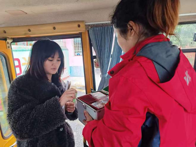 筑牢校車安全防線，確保校車安全運行 ——新邵坪上鎮聯合執法校車安全檢查