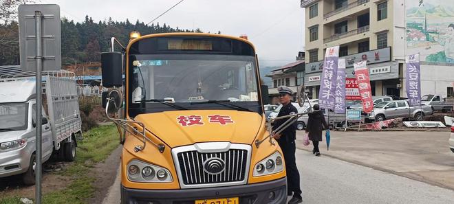 筑牢校車安全防線，確保校車安全運行 ——新邵坪上鎮聯合執法校車安全檢查