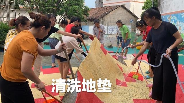 開學(xué)前，幼師們給幼兒園大掃除，準(zhǔn)備迎接孩子們?nèi)雸@