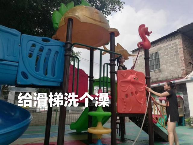 開學(xué)前，幼師們給幼兒園大掃除，準(zhǔn)備迎接孩子們?nèi)雸@