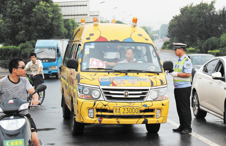 昨晨7時(shí)，天心區(qū)交警大隊(duì)在大托鋪開展校車專項(xiàng)整治突擊行動(dòng)。 黃文韜 小劉軍 攝影報(bào)道