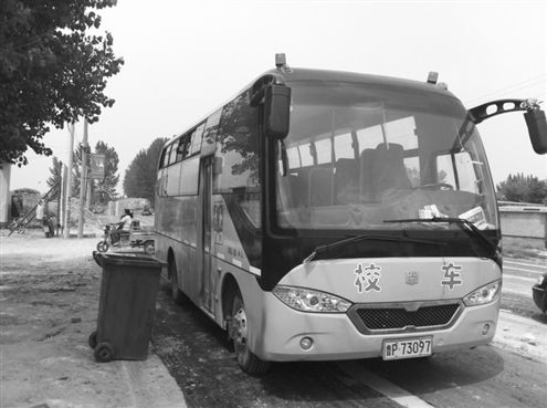 停放在杜郎口中心小學門前的46座校車