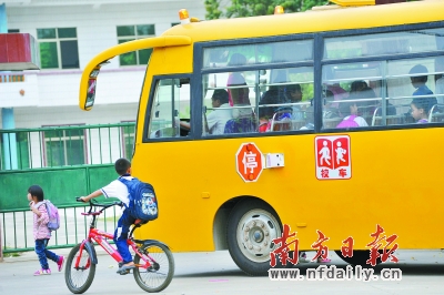 校車能否安全“價廉”? 開學季校車安全再次成為市民關注的焦點。 南方日報記者 梁維春 攝