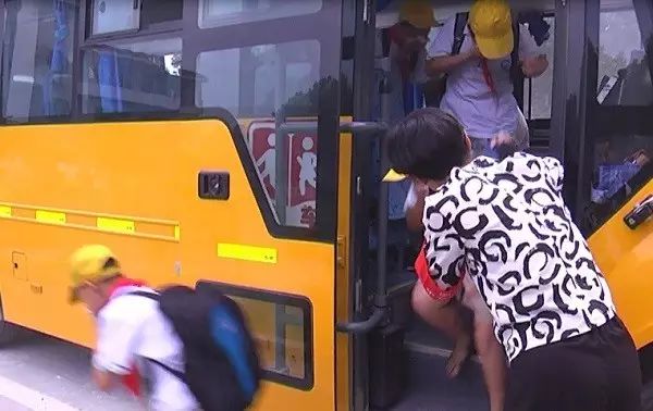 校車突發事故?浙江諸暨浣東街道中心學校來演練 校車突發事故?浙江諸暨浣東街道中心學校來演練